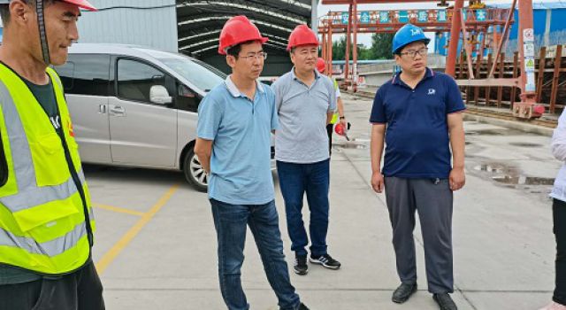 市交通運輸服務(wù)中心改建辦對G341膠海線大中修項目進(jìn)行檢查