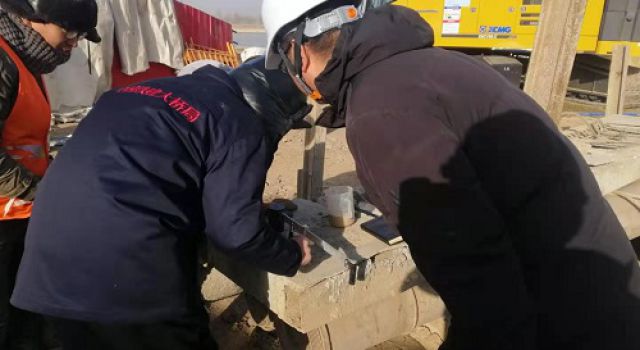 冰凍三尺，不畏嚴(yán)寒，中衛(wèi)下河沿黃河公路大橋項(xiàng)目一片大干景象