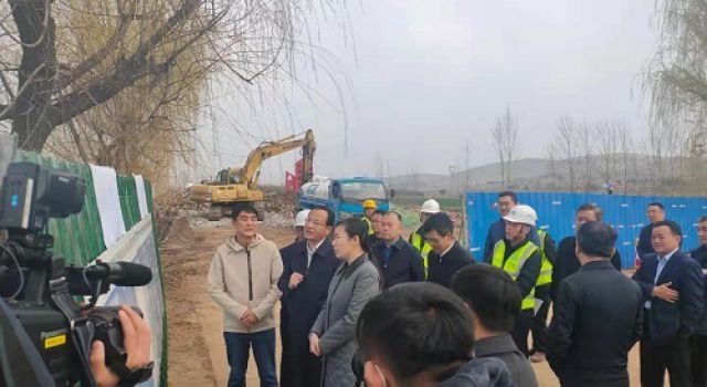 棗莊市市長張宏偉蒞臨S318郯蘭線嶧城區(qū)仙人洞至店韓路段改建工程項目調(diào)研
