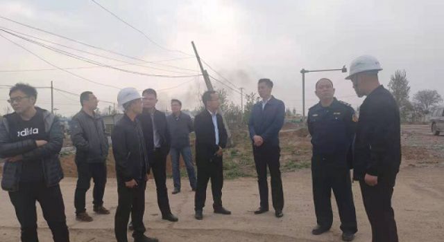 棗莊市交通運輸局魏路坦科長蒞臨S318郯蘭線嶧城區(qū)仙人洞至店韓路段改建工程項目進行督導