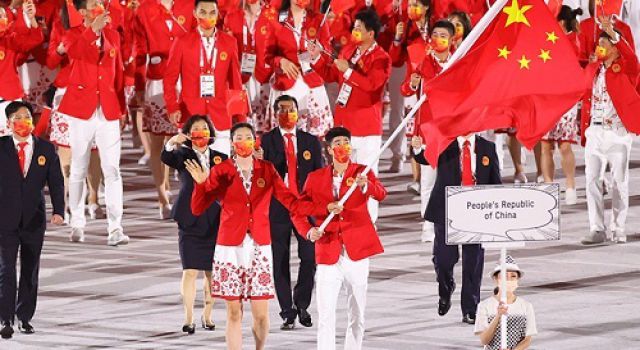 奧運(yùn)健兒賽場(chǎng)奮勇沖金，我輩青年定當(dāng)拼搏努力