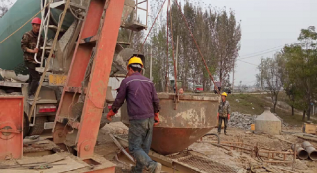 S318郯蘭線改擴(kuò)建工程南沙河大橋首顆灌注樁順利完工