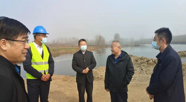 日照市交通運(yùn)輸局陳局長(zhǎng)、公路處卜主任到2021年莒縣農(nóng)村公路危橋改造工程四標(biāo)段施工現(xiàn)場(chǎng)及監(jiān)理處試驗(yàn)室檢查指導(dǎo)